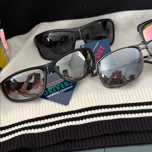 Box filled with Stylish Sunglasses - Picture 2 of 4